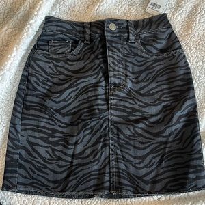 Hollister Black Jean skirt Size 00 NEW WITH TAG —OBO